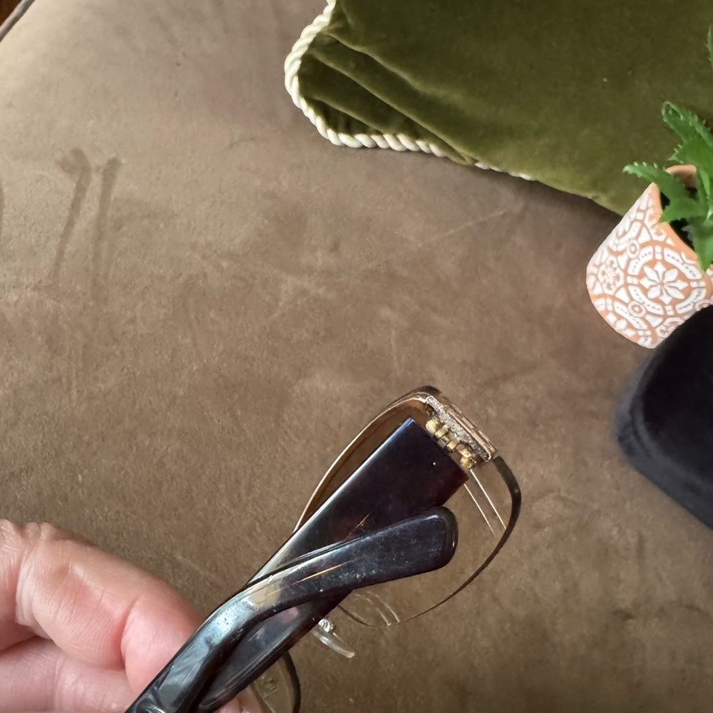 Gucci Sunnies with Case - Picture 11 of 16